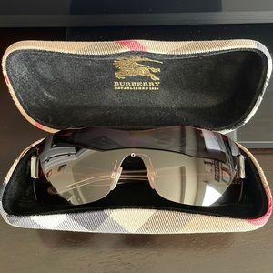 Burberry Women’s sunglasses with case